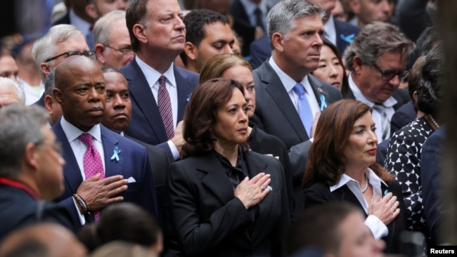 El alcalde de la ciudad de Nueva York, Eric Adams, la vicepresidenta de EEUU, Kamala Harris, y la gobernadora de Nueva York, Kathy Hochul, en la ceremonia que marca el 22º aniversario de los ataques del 11 de septiembre de 2001 en Nueva York, 11 de septiembre de 2023. 