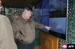 22일 김정은 북한 국무위원장이 핵반격가상종합전술훈련을 참관하고 있다. 북한 관영매체 조선중앙통신이 23일 보도.