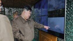 Pemimpin Korea Utara Kim Jong Un mengamati latihan serangan balik nuklir secara virtual dengan unit "artileri roket" yang besar, di lokasi yang dirahasiakan di Korea Utara. (Foto: KCNA via KNS/AFP)