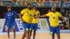 Mosani ya RDC Jack Kizonzolo (D) azali kosimba moninga wa ye Guathier Nvumbi na Championnat ya molongo ya Handball na match ya group D kati na RDC na Bahrain, na Caire, Egypte, 19 sanza ya yambo 2021.