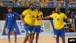 Mosani ya RDC Jack Kizonzolo (D) azali kosimba moninga wa ye Guathier Nvumbi na Championnat ya molongo ya Handball na match ya group D kati na RDC na Bahrain, na Caire, Egypte, 19 sanza ya yambo 2021.