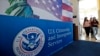 Un grupo de personas llega a la ceremonia de naturalización en la oficina de campo de Miami del Servicio de Ciudadanía e Inmigración de Estados Unidos en Miami, el 17 de agosto de 2018. 