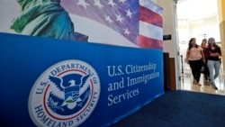 Un grupo de personas llega a la ceremonia de naturalización en la oficina de campo de Miami del Servicio de Ciudadanía e Inmigración de Estados Unidos en Miami, el 17 de agosto de 2018. 