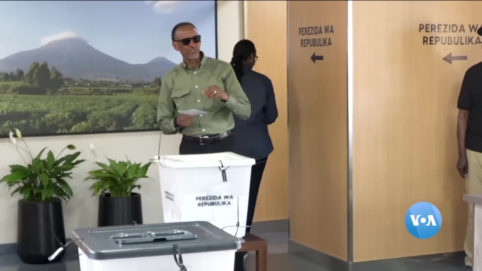 Abanyarwanda Batuye mu Mahanga n'Abari mu Rwanda Biriwe mu Matora Ejo ku Cyumweru n'Uyu Munsi kuwa Mbere