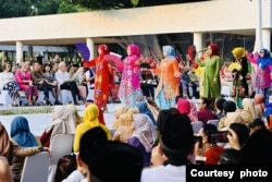 Acara “Istana Berkebaya” diramaikan dengan keikutsertaan puluhan Putri Indonesia dan None Jakarta, komunitas Perempuan Berkebaya Minggu (6/8). (Courtesy: Setpres RI)