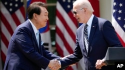조 바이든(오른쪽) 미국 대통령과 윤석열 한국 대통령이 지난 26일 백악관 회담 직후 로즈가든 공동회견장에서 악수하고 있다. (자료사진)