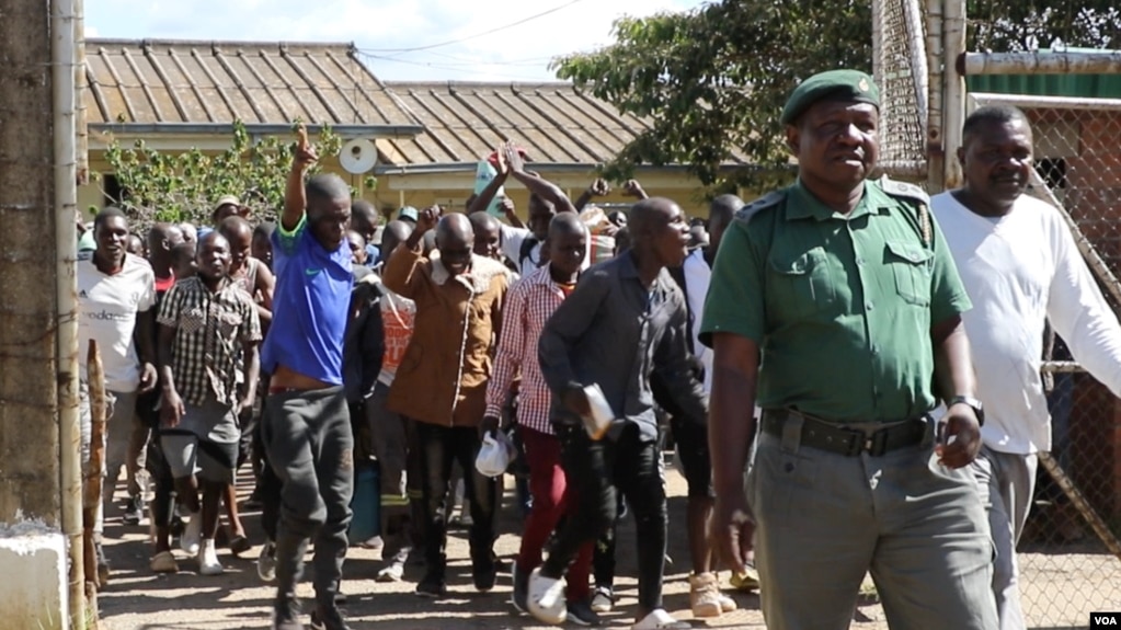 Zimbabwe Prisons and Correctional Services officials open gates to allow pardoned prisoners to leave, at Chikurubi Maximum Prison in Harare, on April 19, 2024. (Columbus Mavhunga/VOA)