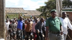 Zimbabwe Prisons and Correctional Services officials open gates to allow pardoned prisoners to leave, at Chikurubi Maximum Prison in Harare, on April 19, 2024. (Columbus Mavhunga/VOA)