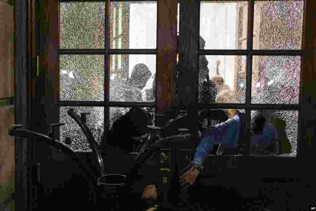 Mahasiswa Perkemahan Solidaritas Gaza memblokir pintu masuk Hamilton Hall di Columbia of University setelah mengambil alih di New York, Selasa, 30 April 2024. (Foto: Marco Postigo Storel via AP)