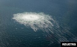 Gelembung gas dari kebocoran Nord Stream 2 yang mencapai permukaan Laut Baltik di kawasan tersebut menunjukkan gangguan berdiameter lebih dari satu kilometer di dekat Bornholm, Denmark, 27 September 2022. (Foto: via REUTERS)