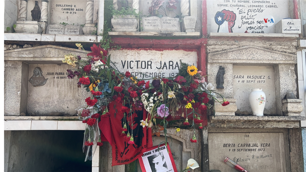 Nicho en el que descansan los restos de Víctor Jara en el cementerio de Santiago de Chile. [Foto: Nicolás Cortés Guerrero, VOA]