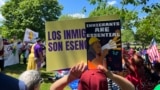 Immigrant advocates rally in Washington, D.C., May 1, 2024, urging President Joe Biden to grant work permits for long-term undocumented immigrants living in the United States. (Salome Ramirez/VOA Latam)