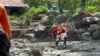 Una persona es rescatada tras el desbordamiento de un río en el estado Sucre, en el oriente de Venezuela, tras el paso del huracán Beryl.