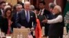Премьер-министр Индии Нарендра Моди приглашает президента США Джо Байдена занять место на заседании первой сессии саммита G20 в Нью-Дели, Индия. Суббота, 9 сентября 2023 года.