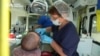 Як волонтери лікують українським військовим зуби на передовій. Відео