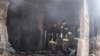 Petugas pemadam kebakaran Palestina menyisir puing-puing di sebuah rumah yang hancur akibat operasi militer di Jenin, kota di Tepi Barat, Jumat, 5 Juli 2024. (Foto: Majdi Mohammed/AP Photo)