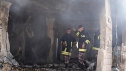 Petugas pemadam kebakaran Palestina menyisir puing-puing di sebuah rumah yang hancur akibat operasi militer di Jenin, kota di Tepi Barat, Jumat, 5 Juli 2024. (Foto: Majdi Mohammed/AP Photo)