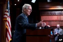 El líder de la minoría del Senado, Mitch McConnell, elogia el apoyo a Ucrania mientras el Senado está en camino de aprobar 95.000 millones de dólares en ayuda de guerra para Ucrania, Israel y Taiwán, en el Capitolio de Washington, el 23 de abril de 2024.
