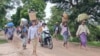 စစ်ကောင်စီတပ်ရဲ့ထိုးစစ်ကြောင့် ရေဦး-ခင်ဦး ကားလမ်းဘေးရှိရွာများမှ ဒေသခံ ၈ထောင်ကျော် တိမ်းရှောင်ရ။ (Photo: ခင်ဦးမြို့နယ်သတင်းမှန်ပြန်ကြားရေး)