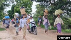 စစ်ကောင်စီတပ်ရဲ့ထိုးစစ်ကြောင့် ရေဦး-ခင်ဦး ကားလမ်းဘေးရှိရွာများမှ ဒေသခံ ၈ထောင်ကျော် တိမ်းရှောင်ရ။ (Photo: ခင်ဦးမြို့နယ်သတင်းမှန်ပြန်ကြားရေး)