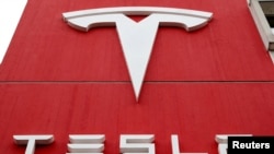 FILE: Logo mobil Tesla di kantor cabangnya di Bern, Swiss, 28 Oktober 2020. (REUTERS/Arnd Wiegmann)