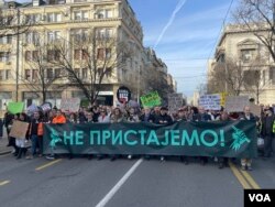 Građani okupljeni na protesnom skupu protiv izbornih nepravilnosti "Ne pristajemo", u organizaciji ProGlasa, na Terazijama, na početku protesne šetnje ka sedištu Ustavnog suda, u Beogradu, 30. decembra 2023. (Foto: Glas Amerike/Stefan Miljuš)