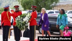 La première dame de Namibie, Monica Geingos (à droite), accompagne la première dame des États-Unis, Jill Biden, lors d'une cérémonie de dépôt de gerbe au monument Heroes' Acres à Windhoek, en Namibie, le 22 février 2023.