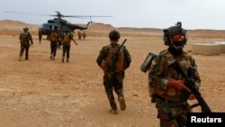 Iraqi Special Forces members board a helicopter during the "Solid Will" military operation against Islamic State militants in the desert of Anbar, Iraq, April 23, 2022. 