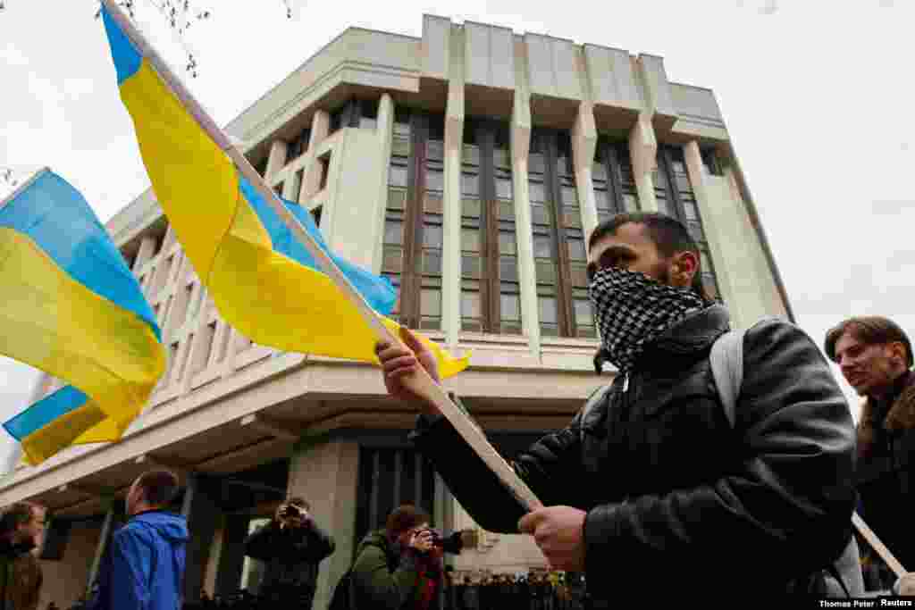 Manifestantes proucranianos frente al edificio del parlamento de Crimea en Simferopol el 8 de marzo. Cuando las fuerzas prorrusas cortaron las transmisiones de noticias ucranianas y comenzaron a transmitir canales de televisión estatales rusos, varios equipos de periodistas extranjeros que trabajaban en Crimea fueron atacados físicamente y dos periodistas ucranianos fueron secuestrados.