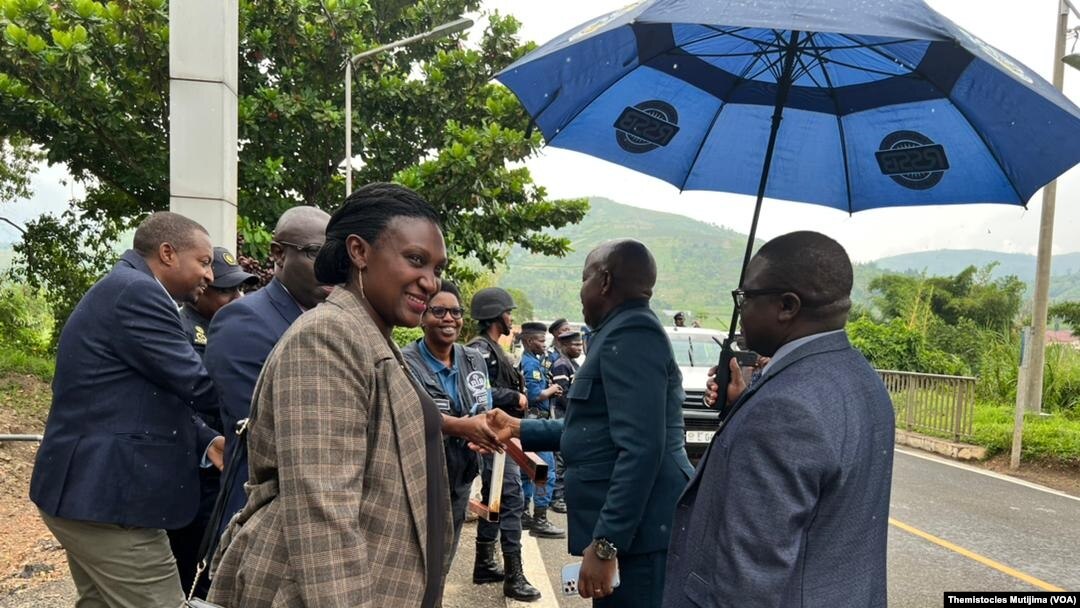 Uhereye iburyo: Careme Bizoza, Buramatari wa Cibitoke mu Burundi, hagati: Habitegeko François,Guverineri w'intara y'Amajyepfo mu Rwanda, ibumoso: Kayitesi Alice, Guverineri w'intara y'amajyepfo mu Rwanda.