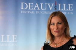 Sutradara AS Tamra Davis berpose saat sesi pemotretan film dokumenter "Jean-Michel Basquiat: The Radiant Child" yang dipresentasikan di Festival Film Amerika ke-36, di Deauville, barat laut Prancis, 4 September 2010. (KENZO TRIBOUILLARD / AFP)