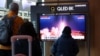 民众在韩国首尔一个火车站观看朝鲜发射洲际弹道导弹的电视新闻。（2023年3月16日）