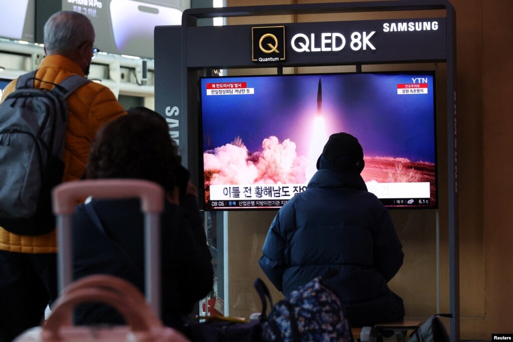 人们在韩国首尔的一处火车站观看朝鲜发射弹道导弹的电视新闻报道。(2023年3月16日)(photo:VOA)