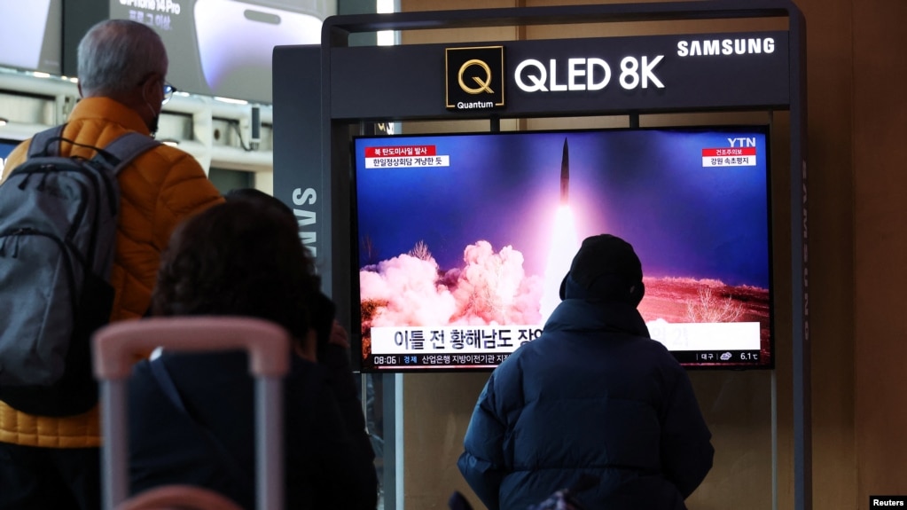 资料照片：2023年3月16日，人们在韩国首尔的一个火车站观看电视新闻中播放有关朝鲜向其东海岸海域发射弹道导弹的报道。（路透社照片）(photo:VOA)