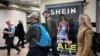英国伦敦市民走过地铁走道旁中国便宜服装品牌Shein的广告牌。（2024年3月8日）