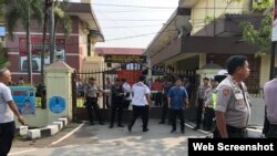 Pintu masuk Polrestabes Medan, 13 November 2019 (VOA/Anugrah Andriansyah)