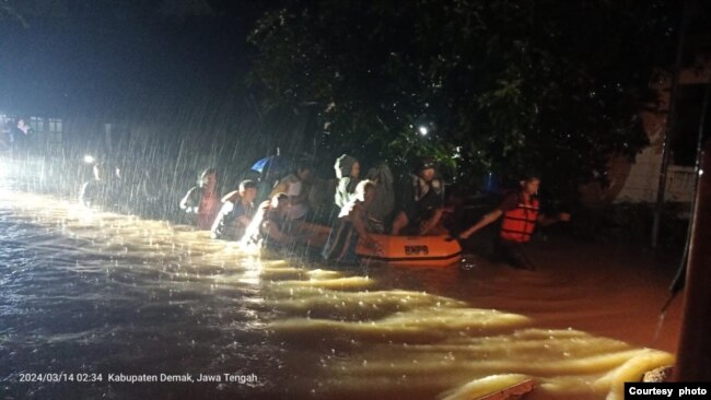 Warga di Demak, Jawa Tengah, dievakuasi akibat banjir yang menerjang wilayah tersebut pada 14 Maret 2024. (Foto: Courtesy of BPBD Kota Demak)