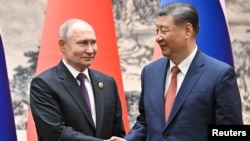 16일 중국 베이징 인민대회당에서 만난 블라디미르 푸틴 러시아 대통령(왼쪽)과 시진핑 중국 국가주석(오른쪽).