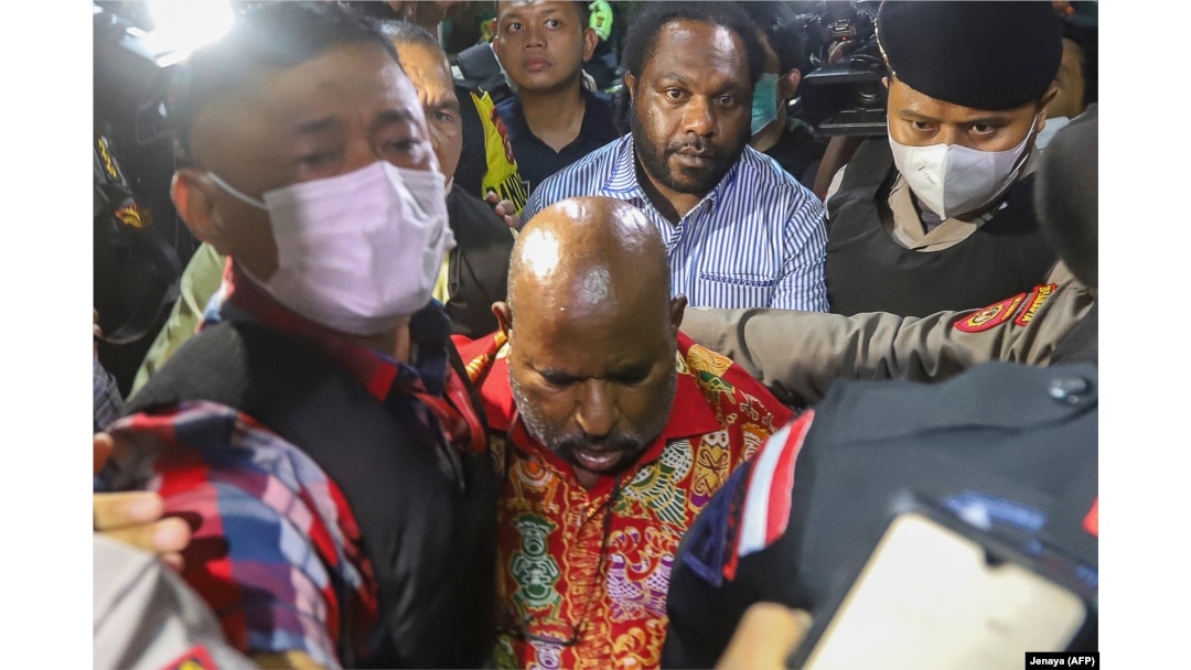 Aparat Kepolisian dan Komisi Pemberantasan Korupsi (KPK) mengawal Gubernur Papua Lukas Enembe (tengah) untuk pemeriksaan kesehatan di RSPAD Jakarta pada 10 Januari 2023: (Foto: JENAYA/AFP)