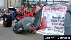 Seratusan orang menggelar aksi tenda perempuan PRT di gerbang DPR RI di Jakarta pada Sabtu (11/3). (Foto: Jala PRT)