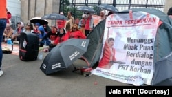 Seratusan orang menggelar aksi tenda perempuan PRT di gerbang DPR RI di Jakarta pada Sabtu (11/3). (Foto: Jala PRT)