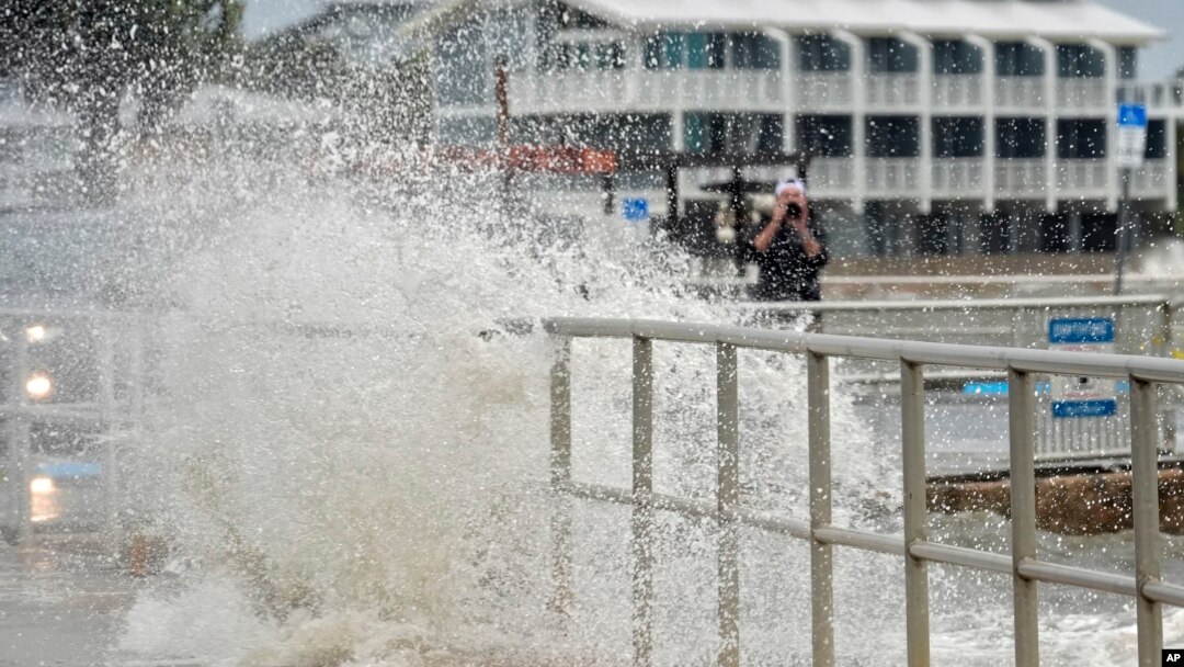 Ombak yang didorong oleh angin dari Badai Tropis Debby, yang sekarang menjadi badai Kategori 1, menerjang tembok laut di Cedar Key, Florida, 4 Agustus 2024.