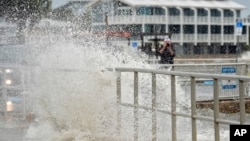 Ombak yang didorong oleh angin dari Badai Tropis Debby, yang sekarang menjadi badai Kategori 1, menerjang tembok laut di Cedar Key, Florida, 4 Agustus 2024.