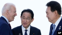 ARCHIVO: El presidente de EEUU, Joe Biden, conversa con el primer ministro japonés, Fumio Kishida, y el presidente surcoreano, Yoon Suk Yeol, durante la Cumbre del G7 en Hiroshima, Japón, el 21 de mayo de 2023. 