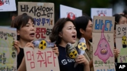 Članovi ekološke grupe uzvikuju slogane tokom skupa tražeći zaustavljanje odluke japanske vlade da ispusti prečišćenu radioaktivnu vodu u more iz oštećene nuklearne elektrane Fukushima, u Seulu, Južnoj Koreja, 24. august 2023.