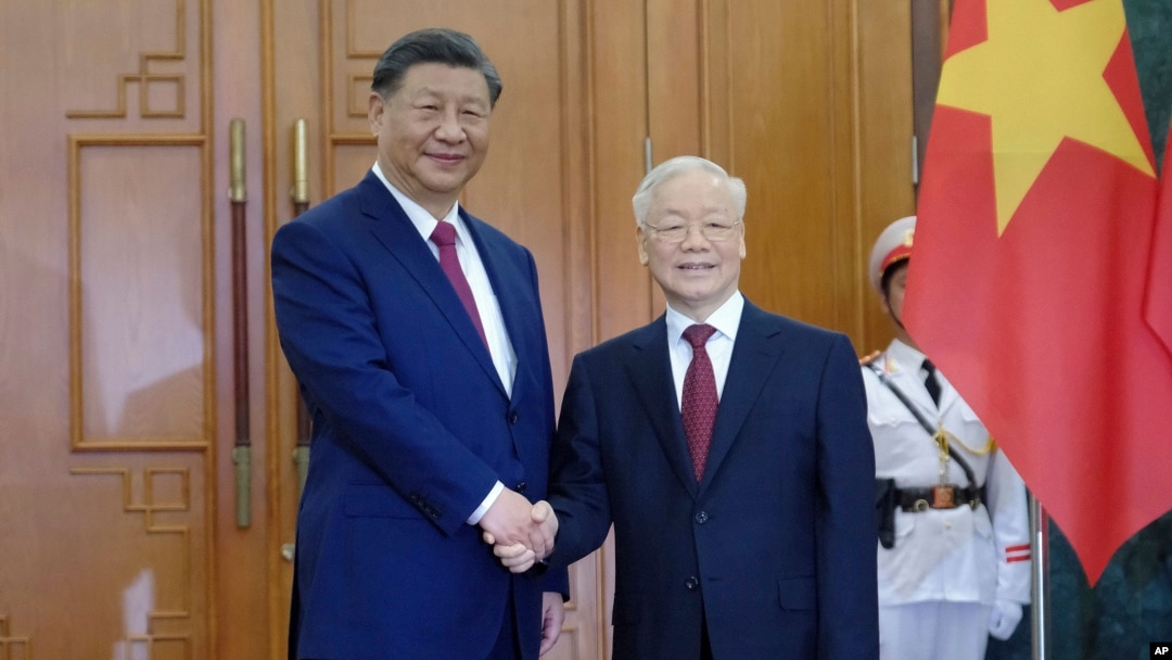 Tổng bí thư - Chủ tịch nước Trung Quốc, Tập Cận Bình (trái), và Tổng bí thư Việt Nam, Nguyễn Phú Trọng, bắt tay nhau tại Hà Nội, vào ngày 12/12/2023. "Tuyên bố chung Việt Nam - Trung Quốc" được đưa ra trong chuyến công du này của lãnh đạo Trung Quốc. 