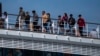 ARCHIVO - Pasajeros fotografiados en el crucero MSC Armony, atracado en el puerto de Barcelona, España, el 3 de abril de 2024.