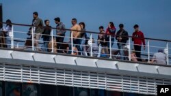 ARCHIVO - Pasajeros fotografiados en el crucero MSC Armony, atracado en el puerto de Barcelona, España, el 3 de abril de 2024.