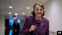 ARCHIVO - La senadora Dianne Feinstein, demócrata por California, en el Capitolio de Washington, el 15 de febrero de 2023.