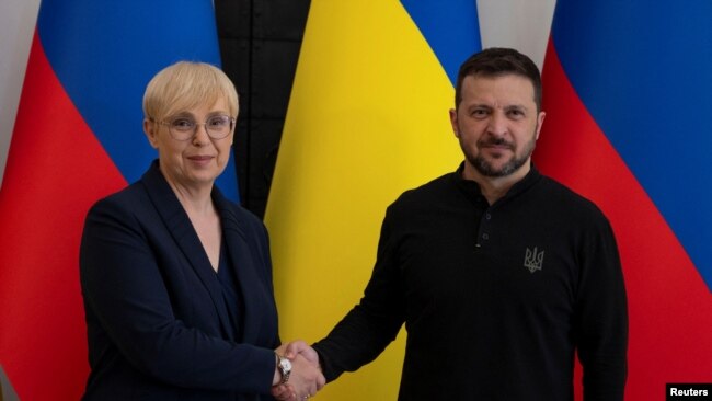 Presiden Ukraina Volodymyr Zelenskyy bertemu Presiden Slovenia Natasa Pirc Musar di Kyiv, Ukraina, Jumat, 28 Juni 2024. (Foto: Ukrainian Presidential Press Service/Handout via Reuters)